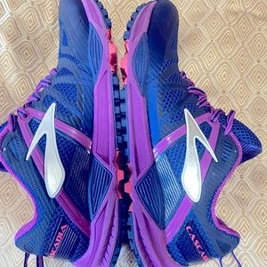 Women Brooks Cascadia size 7.5 they are in a excellent condition